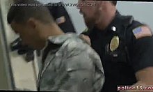 En homofil politibetjent og en underdanig tenåring blir skitne i denne gruppevideoen