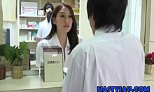 אישה יפנית מקבלת את הכוס הדוק שלה נדפק בבית החולים