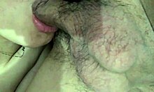 Amaterski par posname svoj domači posnetek oralnega seksa