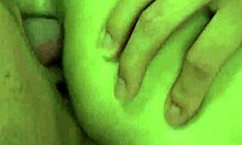 En europeisk tonårsbabe får grov analsex från en äldre man i en hemmagjord video