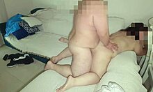 Knubbig flickvän med stor rumpa njuter av grov sex i soffan