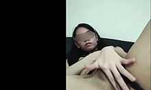 Fiatal ázsiai barátnő mutatja meg magát egy amatőr pornóvideóban