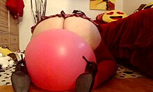 Wanita Italia dewasa mencapai orgasme sambil menunggangi balon yang tertutup kelembaban