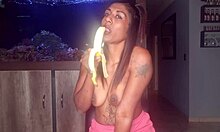 Gadis Desi melatih kemahiran oralnya pada pisang sambil memamerkan payudara kecilnya