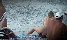 Loira com um corpo angelical andando nua na praia