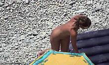 Azgın Nudist Kız Kamerada Çıplak Güneşleniyor