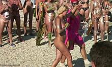 裸体荡妇在海滩上表演他们的仪式性舞蹈