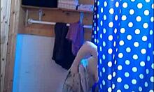 Novia de cabello oscuro exponiendo sus tetas en la ducha