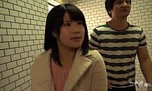 Japansk tjej är blyg med en främling och knappt laglig