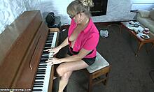 成熟的钢琴家和她的业余诱惑尝试
