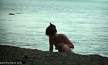 Slank jente viser frem sin helt nakne kropp på en nudiststrand