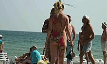Forskellige nudistpiger viser deres kroppe frem