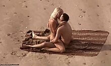 Amateur-FKK-Paar schleicht sich weg, um von hinten Sex am Strand zu genießen