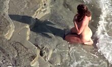 Mrštná brunetka přítelkyně předvádí své sexy pózy pro kameru (neuvěřitelné XXX)