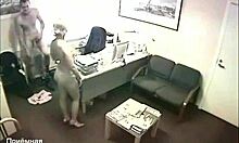 Блондинка-офисная работница трахается со своим хорошо одаренным партнером в офисе