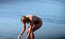 Prsatá blondýnka dělá věci na nudistické pláži a vypadá sexy