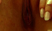 Brunette knijpt in haar borsten tijdens het masturberen