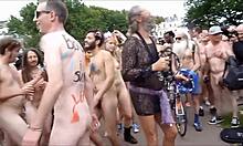 Des amatrices montrent leurs corps nus lors d'une balade à vélo nue dans le monde en 2015 à Brighton