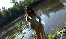 孕妇在水边展示她的半裸身体