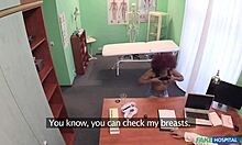 性感的黑人病人Jasmine Webb的间谍摄像头性爱
