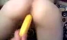 Kjæresten putter banan i ekskjæresten sin fitte
