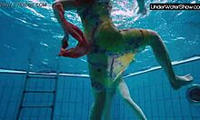 Bubarek e la sua ragazza si divertono in piscina