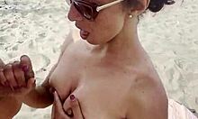 Egy európai csaj több kezét élvezi egy nudista strandon