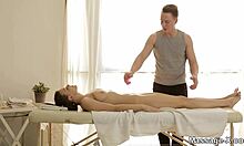 Silvia Jons le da un masaje erótico a su novio
