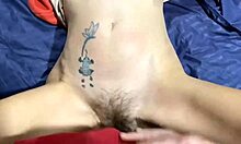 刺青の入ったおばあさんが剃毛されていないネーターの領域で精液で満たされる