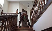 Гърдаста МИЛФ с космата путка и големи цици се забавлява на стълбите в POV видео