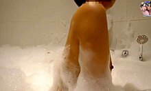 Amatör çift evde duygusal banyo masajının tadını çıkarıyor