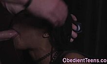 年轻的黑人少女在自制视频中给一个大阴茎深深地口交