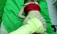Медсестра трахает тугую задницу пациента Амадора во время массажа