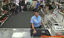 隐藏的摄像头拍摄了一名警察被抵押贷款人的面部护理
