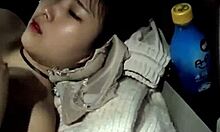 一个胖胖的亚洲青少年在公共汽车上被一个大阴茎灌满了
