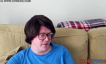 Video visoke ločljivosti amaterskega tipa, ki britanskemu geju daje spermo v usta
