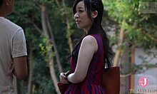 Срамежна азијска девојка јаше као каубојка на путу кући из школе