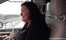 Video di sesso di strada ceco di una milf tettona che si fa scopare il culo in pubblico