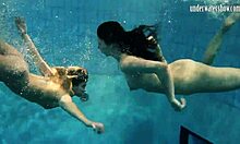 Erstaunliche Unterwasserbegegnung von lesbischen Paaren