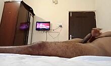 Индијска МИЛФ са обријаном вагином ужива у хотелском сексу