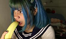 Una chica cosplay amateur se entrega a una garganta profunda con tema de plátano