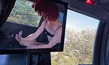 Azgın transeksüel Arcanne arabada anal seks yapıyor