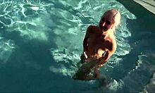 Mladá blondínka dostane od svojho nevlastného strýka pri bazéne robotu na oblohe