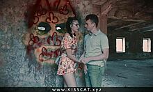 In primo piano una figa russa che viene baciata e scopata in una casa abbandonata