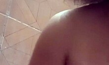 Hjemmelaget pornovideo av en kåt filippinsk kvinne som blir knullet på badet