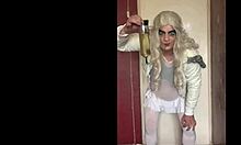 Biseksualna transvestita v domačem videu z veseljem pogoltne moškega urin