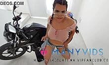 Lauren Latina, brazílska tínedžerka, dostáva na svojej motorke v Kolumbii svoj veľký zadok v štýle psíka