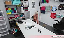 Άγριο σεξ με μια μικροσκοπική ξανθιά πορνοστάρ σε ένα κατάστημα
