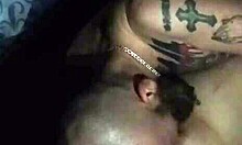 Una moglie tatuata si sottomette al marito in un video bollente
