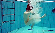 Nina Mohnatka, tínedžerka, predvádza svoje veľké prsia a atraktívny zadok v bazéne